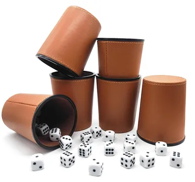 Produktbild von Solidchoice – Set mit 6 Lederbechern und 36 Würfeln für Brettspiele