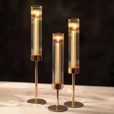 Produktbild von Glaszylinder für Kerzen mit goldenen Kerzenhalter