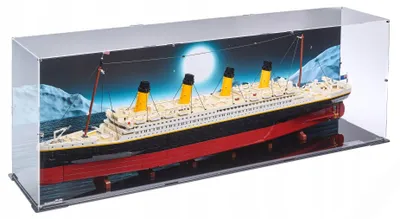 Image de Vitrine Blacked Brick XL avec fond imprimé, conçue pour les sets LEGO® 10294 Creator Expert – Titanic