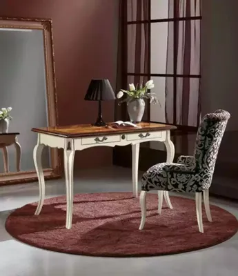 Image de Bureau classique Table de bureau Table d'ordinateur Italie