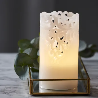 LED Stumpenkerze 'Clary' - Echtwachs - Spitzenmuster - warmweiße Flamme - H: 15cm - Timer - weiß