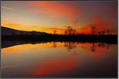 Produktbild von Wallario Wandbild Abendrot am Himmel über einem See, Größe: 61 x 91,50 cm, Poster mit schwarzem Aluminiumrahmen