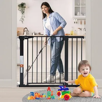 Obrázok produktu pre Ochranná sieťka na dvere, bez vŕtania, 75 až 103 cm, bezpečnostná sieťka na schody pre deti a domáce zvieratá, detská sieťka na dvere s predlžovacími časťami 7 cm a 14 cm, zastavenie v 90°, automatické zatváranie, čierna farba