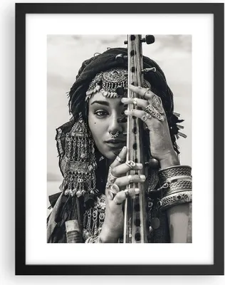 Produktbild von Gerahmtes Poster - Schwarzer Rahmen - Frau ethnisch Schmuck - 30x40 cm - Wand Bild - Wanddeko - Wandbilder - Kunstposter - Wandposter - Bilderrahmen - Bilder - Kunstdruck - P2BPA30x40-5027