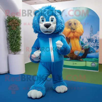 Produktbild von Maskottchen REDBROKOLY Kostüm blauer Löwe-Bändiger gekleidet mit Rollkragenpullover und Fußkettchen