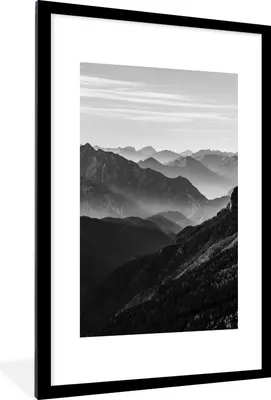 Produktbild von MuchoWow® Gerahmtes Poster Berge - Natur - Nebel 60x90 cm - Poster mit Schwarzem Bilderrahmen Wandposter Rahmen Foto Bilder - Dekoration - Wandposter Wohnzimmer - Hochwertig