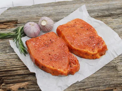 Produktbild von Schweinerücken Minutensteaks – 4 × 150 g – Texas-Style mariniert – zarte Schweinesteaks vom Rücken – Der Pfaröller – 300 g Gesamtgewicht
