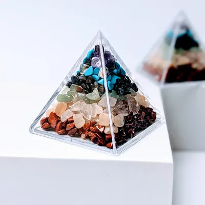 Produktbild von Chakra Pyramide Dekofigur 5 cm mit Natursteinen Deko Meditation