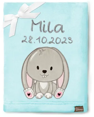 Produktbild von Be Mammy Babydecke mit 3D Applikation bestickt mit Name und Geburtsdatum 76 x 102 cm BE20-280 (Puderblau – Kaninchen, 76 x 102 cm)