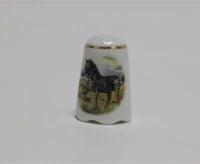 Zdjęcie produktu dla Porcelanowy naparstek „Zebra Africa” – ręcznie zdobiony, z złotymi akcentami