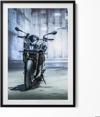 Produktbild von Motorrad in einer betonierten Gasse– Wandbild mit Rahmen – Gerahmtes Bild  – Wanddekoration – 70x100 cm –  Schwarz Rahmen