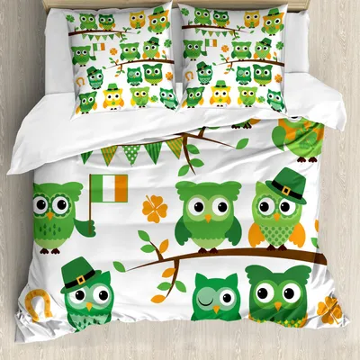 Produktbild von ABAKUHAUS St. Patrick Tag Bettbezug Set, Irische Eulen mit Kobold-Hüten auf Baum-Shamrock verlässt Hufeisen, 155 x 220 cm + 80 x 80 cm, Grün und Weiß