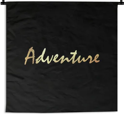 Produktbild von MuchoWow® Wandteppich Wandbehang Zitat - Abenteuer - Gold 150x150 cm Tapisserie Dekoration Wandtuch - Wohnaccessoires - Modernes