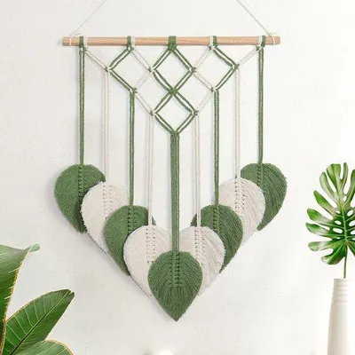 Immagine prodotto di Decorazione da parete in macramè verde con pennellino fatto a mano e piuma in stile boho