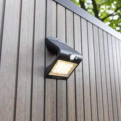 Produktbild von hoftronic LED Solar Wandleuchte 1,5W 220 Lumen IP65 Schwarz 3000K Warmweiß