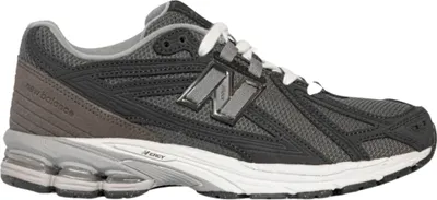 Produktbild von Kaufen Sie den New Balance M1906FE Mushroom bei Kicksshop. Sportlicher schwarzer Herrensneaker mit modernem Design und bequemer Passform.