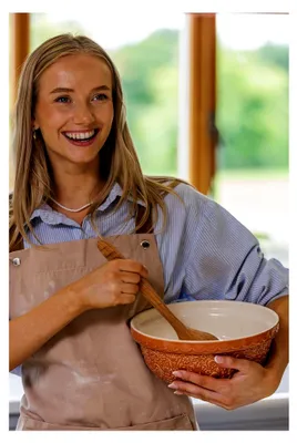 Produktbild von MASON CASH Home to Roost Rührschüssel Steinzeug 24 cm orange, robuste Keramikschüssel mit Huhn-Relief, 2 Liter, griffig und rustikal, Teigschüssel für Kuchen und Plätzchen