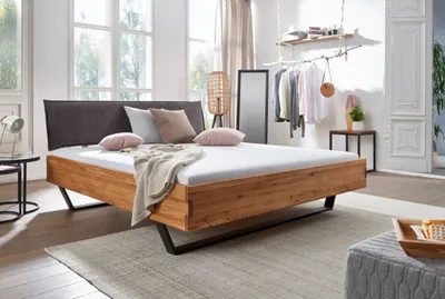Produktbild von Bett Hermo 200 x 200 Wildeiche massiv Polsterkopfteil und Metallkufen