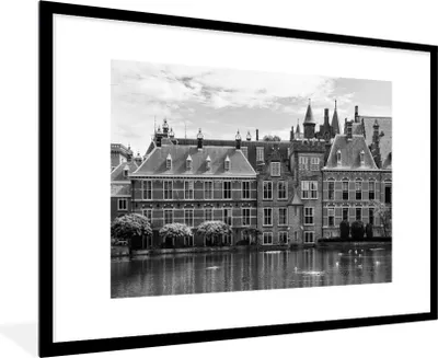 Produktbild von MuchoWow® Gerahmtes Poster Den Haag - Inneres Gericht - Schwarz und Weiß 90x60 cm - Poster mit Schwarzem Bilderrahmen Wandposter Rahmen Foto Bilder - Wanddekoration - Fotos