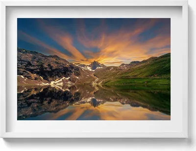 Produktbild von Bergsee und Sonnenuntergang– Wandbild mit Rahmen – Gerahmtes Bild  – Wanddekoration – 70x50 cm –  Weiß Rahmen