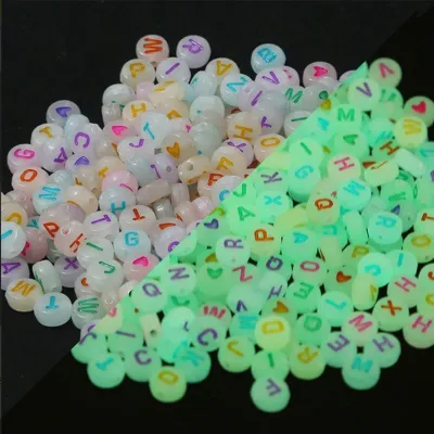 Productafbeelding van 600 stuks alfabetparels, kleurrijke acrylletters voor zelfgemaakte sieraden, armbanden en kettingen, 4 x 7 mm