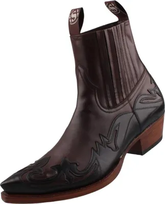 Auf dem Bild ist ein brauner Stiefel zu sehen der leicht seitlich präsentiert wird. Die Oberfläche des Stiefels wirkt robust und die Schnürung ist sichtbar.