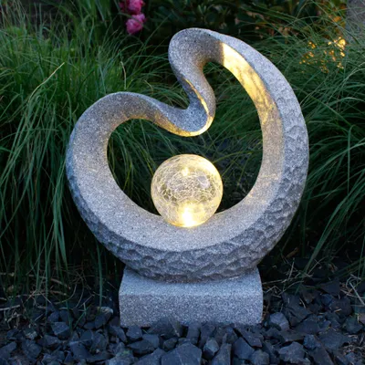 Produktbild von Solarleuchte Skulptur Granit-Optik moderne Solarlampe 33,5 x 39 cm mit Glaskugel Gartendeko beleuchtet