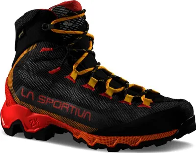 Schwarzer La Sportiva Aequilibrium Hike GTX Schuh mit roten und orangen Details und gelben Schnürsenkeln
