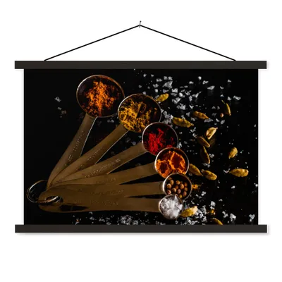 Produktbild von MuchoWow® Textilposter Gewürze - Löffel - Salz - Gewürze - Schwarz 90x60 cm mit schwarzem Rahmen - Aufhängungssatz