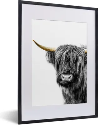 Produktbild von MuchoWow® MuchoWow® Gerahmtes Poster Scottish Hochlandrind - Schwarz - Weiß - Gold 30x40 cm - Poster mit zchwarzem Bilderrahmen - Wandposter Schlafzimmer