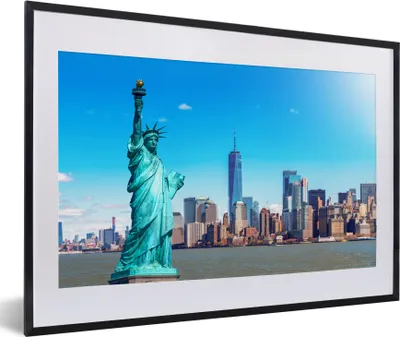Produktbild von MuchoWow® MuchoWow® Gerahmtes Poster New York - Freiheitsstatue - Manhattan 60x40 cm - Poster mit zchwarzem Bilderrahmen - Schlafzimmer - Plakat in Rahmen - Drucken