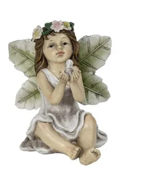 Elfe die auf dem Boden sitzt und kleines Vogelbaby in ihren Händen hält. Trägt Kranz aus Blumen.