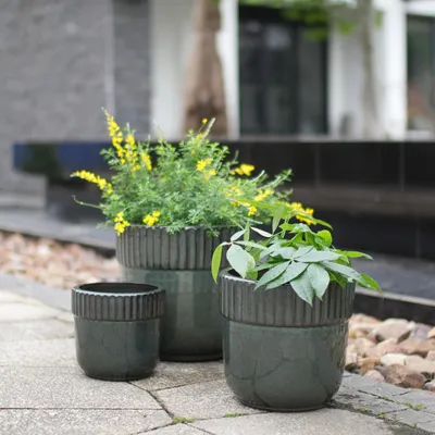 Produktbild von Handgefertigter Keramik Pflanztopf-Set 3-teilig (Ø 38/30, 5/23 cm), Glänzend Dunkelgrün mit vertikaler Rillenleiste am Rand, atmungsaktiv, frostsicher