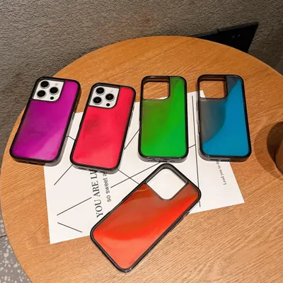Produktbild von Leuchtende Liquid-Sand Handyhülle für iPhone 13/14–Stoßfest, Farbverlauf und Glow-in-the-Dark Effekt