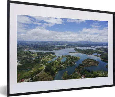 Produktbild von MuchoWow® Gerahmtes Poster Luftaufnahme eines Flusses in Kolumbien 60x40 cm - Poster mit Schwarzem Bilderrahmen Wandposter Rahmen Foto Bilder - Schlafzimmer - Plakat in Rahmen - Drucken