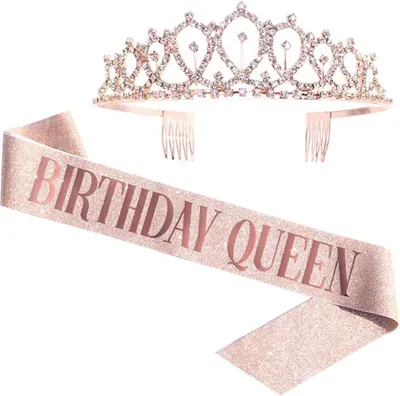 Produktbild von Schärpe und Tiara „Geburtstagskönigin“ aus Strasssteinen – Geburtstagsgeschenke in Roségold, glitzernde Geburtstagsschärpe, Partygeschenke zum Geburtstag. $ „Geburtstagskönigin“-Schärpe und Strasssteinkrone im Set – glitzernder Goldstoff mit Buchstaben in Roségold. Geburtstagsschärpe für Damen + Strasssteinkrone im Set. Geschenke für Geburtstagspartys. Partyzubehör zum Geburtstag. $ „Geburtstagskönigin“-Schärpe und Strasssteintiara im Set. Geburtstagskönigin-Kronen für Damen. Partygeschenke zum Geburtstag.