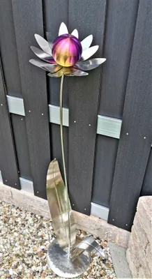Produktbild von Skulptur Blume Palermo Edelstahl 120 cm mit Kugel in rainbow matt gebürstet mit Standfuß Edelstahl Dekoration Garten