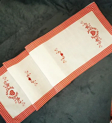 Tischdecke rot kariert mit Stickerei 40x150 cm