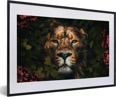 Produktbild von MuchoWow® MuchoWow® Gerahmtes Poster Dschungel - Löwe - Blumen - Pflanzen 60x40 cm - Poster mit zchwarzem Bilderrahmen - Schlafzimmer - Plakat in Rahmen - Drucken
