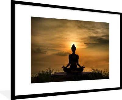 Produktbild von MuchoWow® Gerahmtes Poster Die Silhouette von jemandem, der in der Abenddämmerung Yoga macht 90x60 cm - Poster mit Schwarzem Bilderrahmen Wandposter Rahmen Foto Bilder - Wanddekoration - Fotos