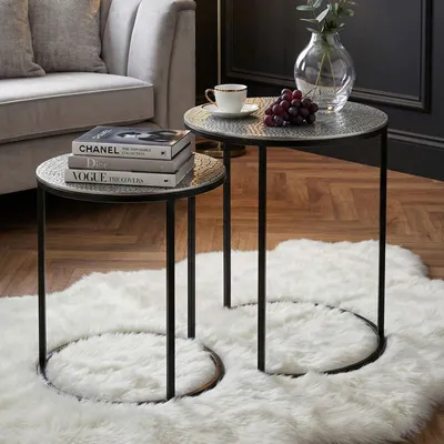 Image de WOHNLING Lot de 2 tables gigognes en métal argenté rondes avec plateau en aluminium à motifs Table d'appoint Table basse moderne Table de salon
