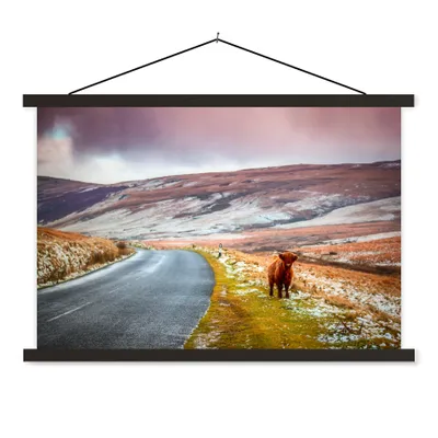 Produktbild von MuchoWow® Textilposter Schottischer Highlander - Kalb - Berg 60x40 cm mit schwarzem Rahmen - Hölzernes