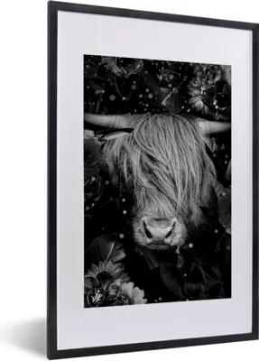 Produktbild von MuchoWow® Gerahmtes Poster Botanischer schottischer Highlander mit hellen Kugeln auf schwarzem Hintergrund - schwarz und weiß 40x60 cm - Poster mit Schwarzem Bilderrahmen Wandposter Rahmen Foto Bilder - Poster in Rahmen