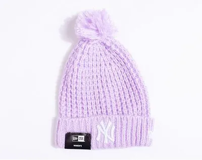 Imagen del producto de Gorro de invierno para mujer New Era - Modelo COSY POM, equipo New York Yankees, color morado
