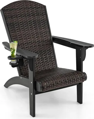 Zdjęcie produktu dla Wiklinowe krzesło Adirondack, krzesło do ogniska z wygodnym tapicerowanym siedziskiem, ergonomicznymi podłokietnikami i obrotowym uchwytem na kubek, czarne