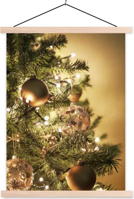 Produktbild von MuchoWow® Textilposter Ein Weihnachtsbaum mit bunten Kugeln 120x160 cm mit holzfarbenen Rahmen - Plakatkarton
