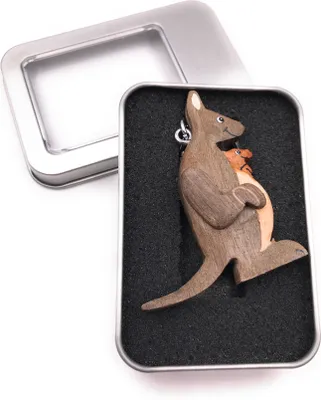 Immagine prodotto di Portachiavi in legno canguro con ciondolo bambino marsupiale Australia in confezione regalo
