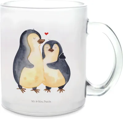 Produktbild von Mr. & Mrs. Panda Teetasse Glas Pinguin umarmen - Transparent - Geschenk, glastasse, Tee Tasse, Pott, Hochzeitsgeschenk, Motivtasse, Umarmung, Liebe, glücklich, aus