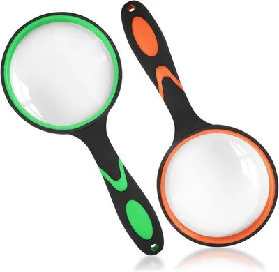 Image de Deux loupes compactes extensibles de 75 mm avec poignée en caoutchouc, grossissement 7x, loupes de lecture pour enfants et seniors, idéales pour les magazines, les livres, l'observation des insectes et les loisirs, disponibles en vert et en orange.