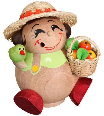 Eine fröhliche Holzfigur in Latzhose und Strohhut hält einen grünen Vogel in der Hand und trägt ein Körbchen voller bunter Äpfel.